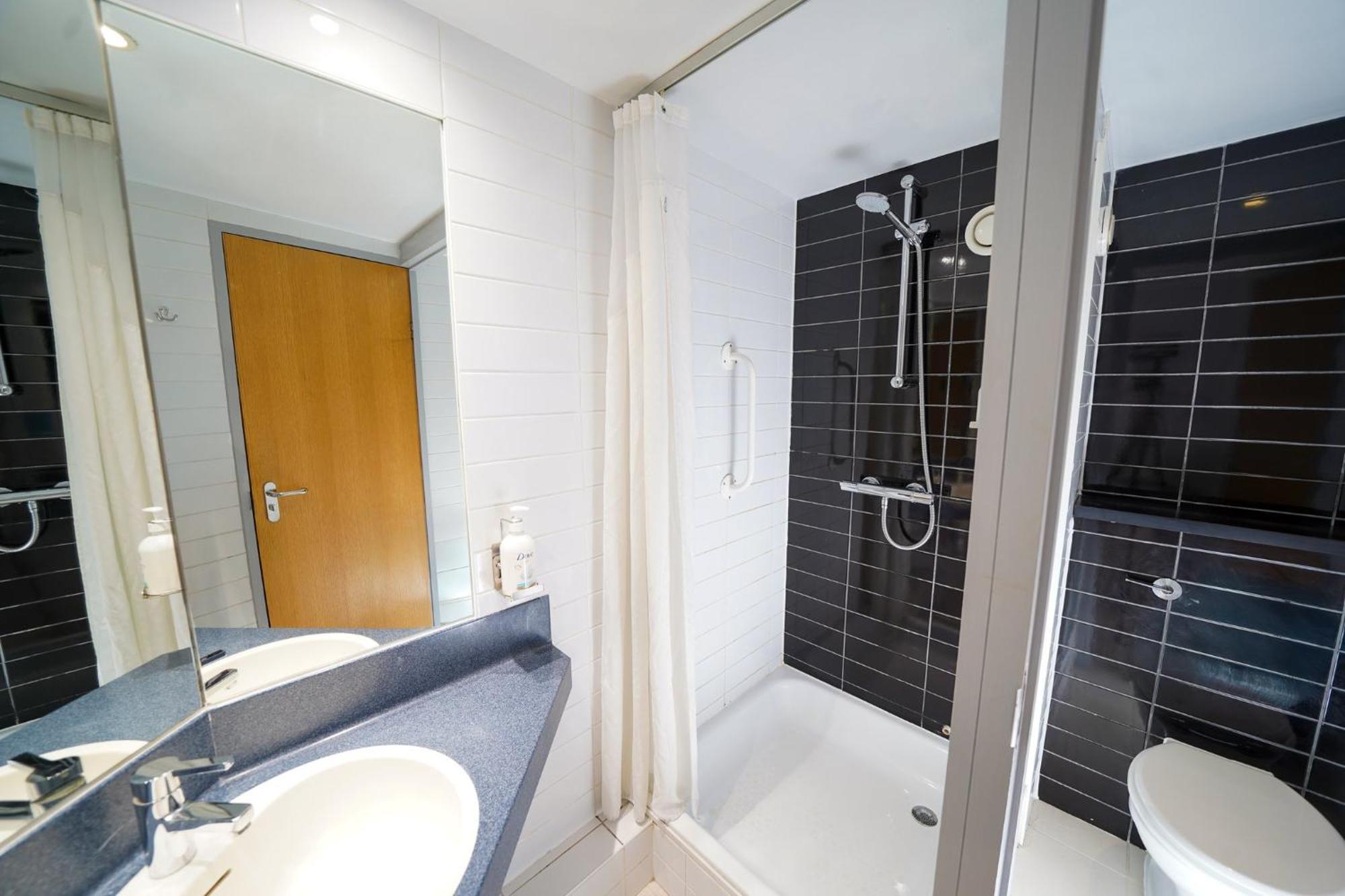 Holiday Inn Express Leeds-East By Ihg Leeds  Exteriér fotografie